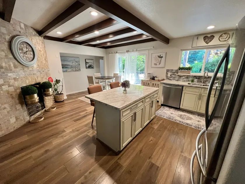 6 rooms, Sleeps 12+, AC, Luxury Home, Very Clean - Image 1