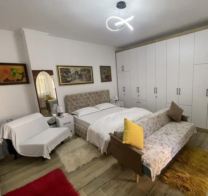 Cozy Riverside Apartment - Image 1