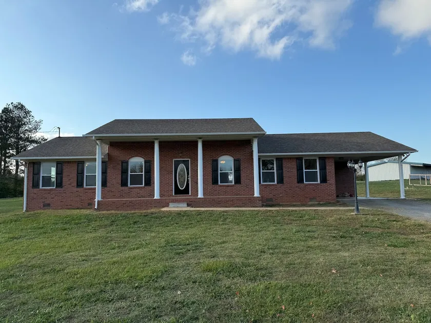 Spacious family home w/large & private yard - Image 1