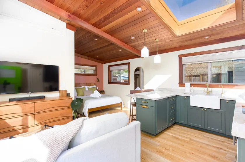 La Maisonette-Arcata-close to town, Hot Tub - Image 1