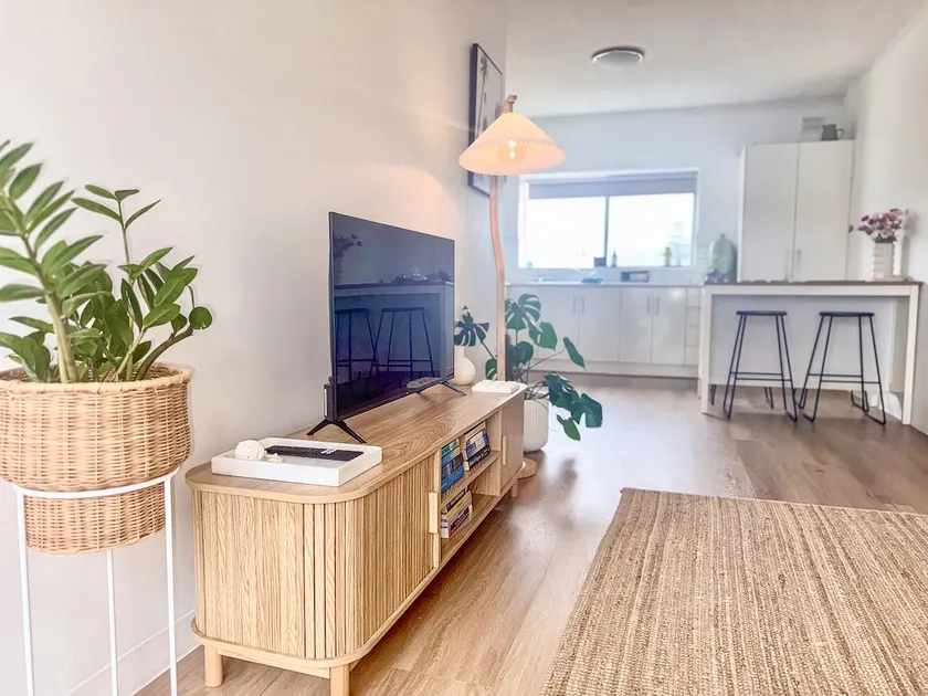 The Henley Apartment! 2BR, right in Henley Square! - Image 1
