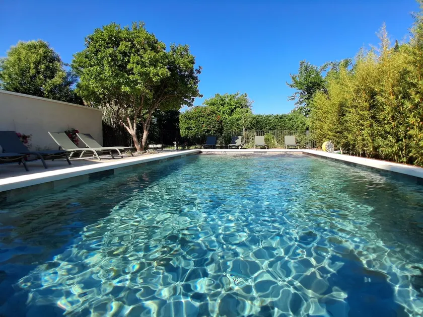 Four bedroom house, outdoor space, swwiming pool - Image 1