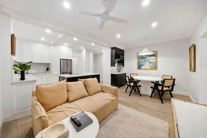 Easy Access 2BR Flat with Parking in Rose Bay - Image 1