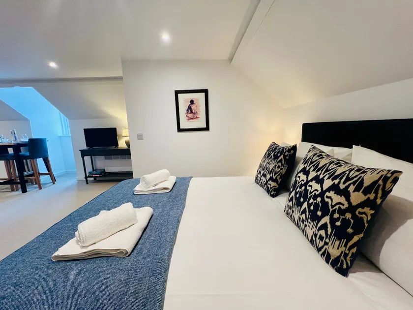 Stylish Central Apartment with Parking & Lift - Image 1