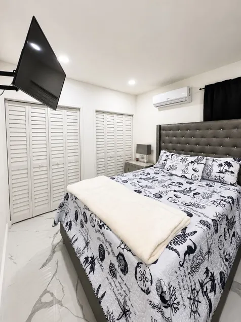 Modern Studio with Full Kitchen | Pool | BBQ - Image 1