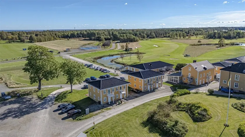 Lakeside holiday home on golf course - Image 1