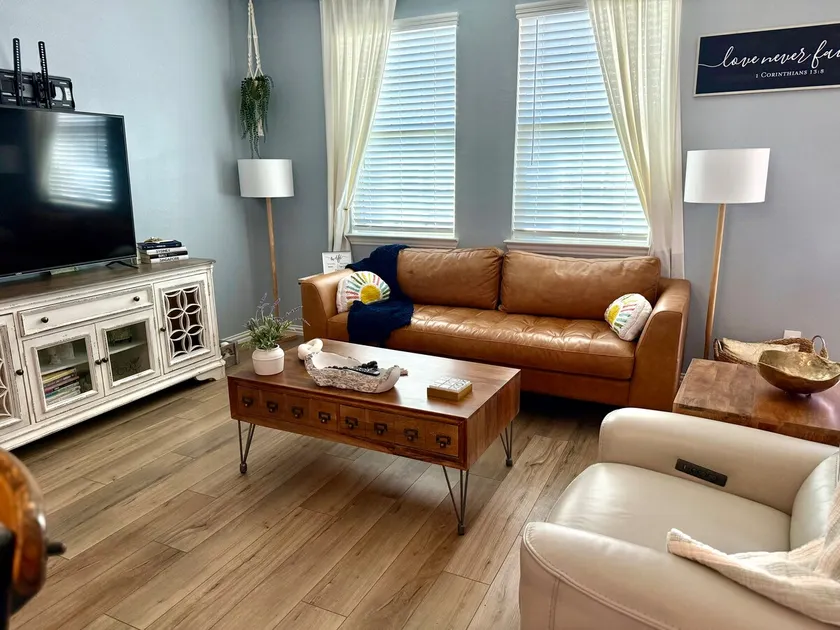 Modern 3BR Home Near Dallas - Image 1