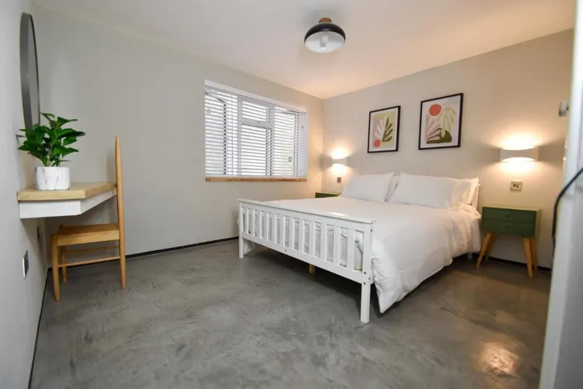 Cosy Two-Bedroom Retreat with Parking - Image 1