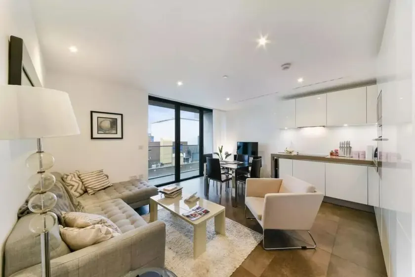 Beautiful Lakeside Flat - Image 1