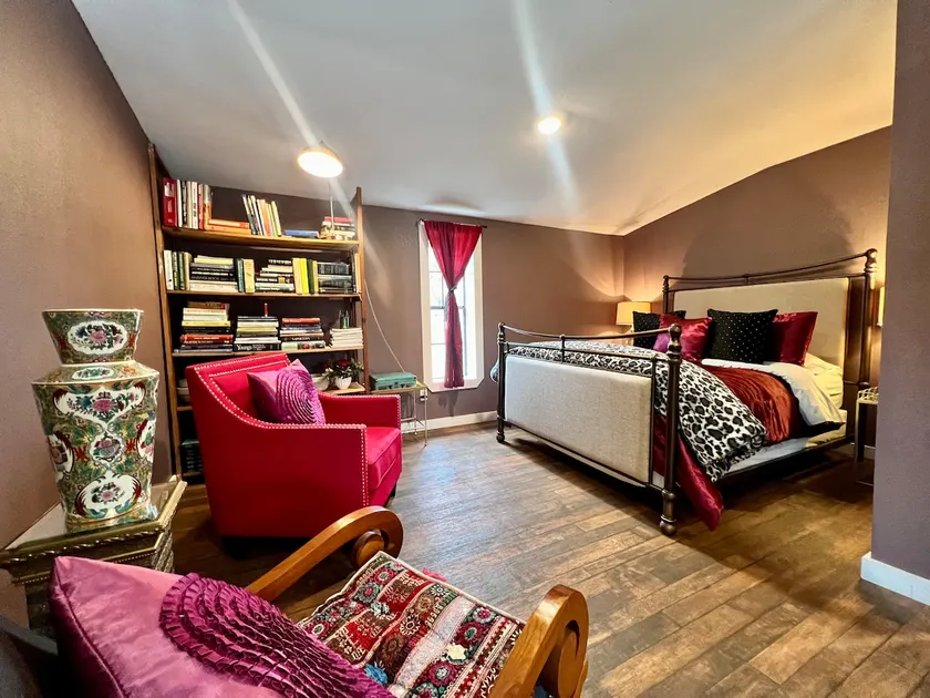 Beautifully decorated home w/ fabulous amenities! - Image 1
