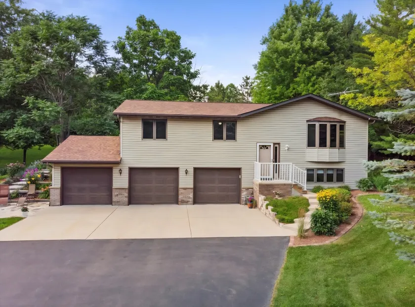 Peaceful Home with Fenced Yard - Country Aire - Image 1