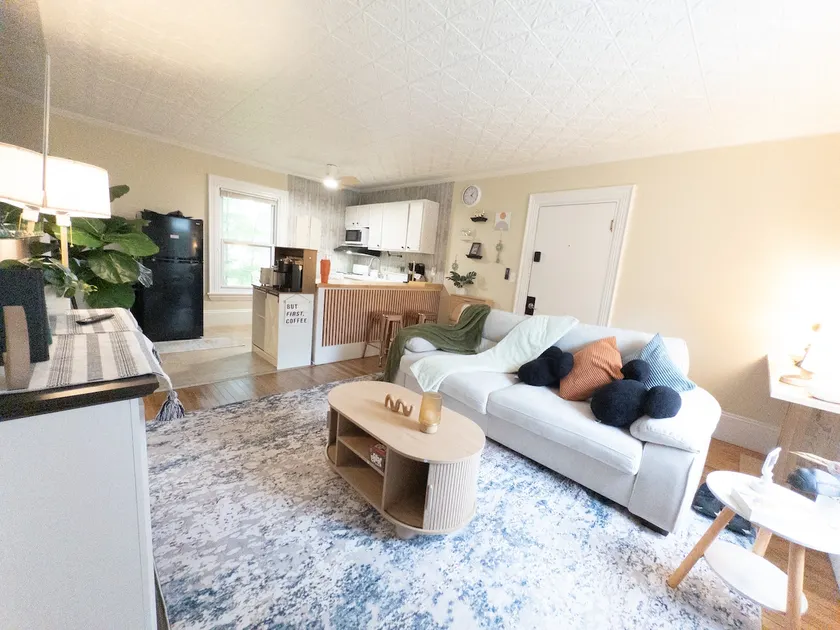 Minimal & Cozy Victorian Apartment in Downtown - Image 1