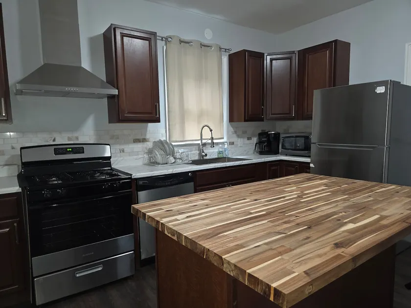3BR Townhouse Near Niagara Falls + Parking - Image 1