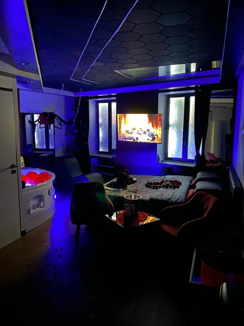 Love Room Redroom - Image 1