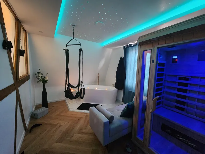 Suite with sauna, secret room and island bathtub - Image 1