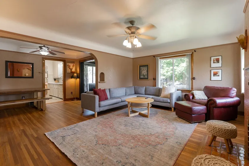 Spacious, Central, Walkable• King Beds • 9 mins DT - Image 1