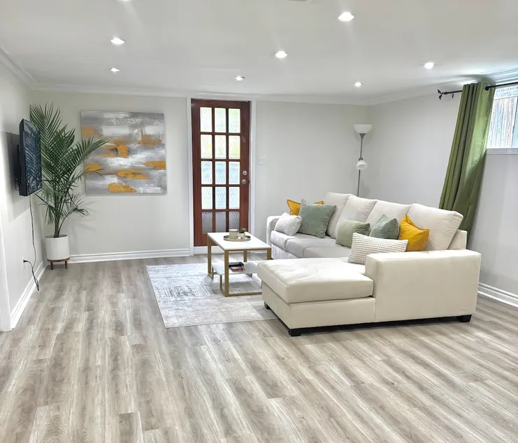 Spacious Renovated Suite|HWY 404|Fairview Mall - Image 1