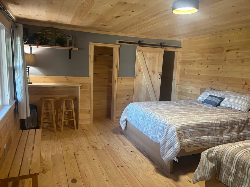 Cozy cabin style motel rooms - Image 1