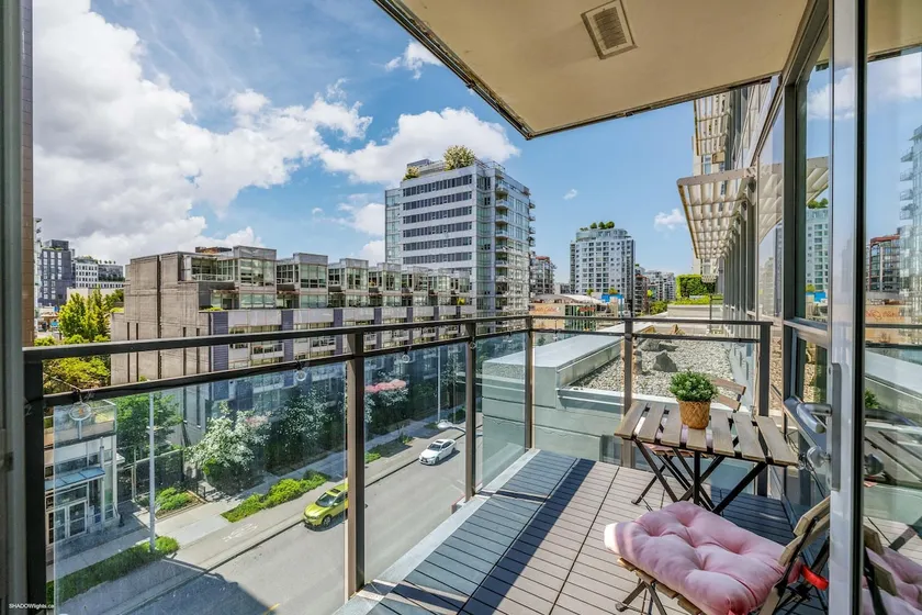 FIFA Stay 1BR| Steps to Seawall | Free Parking+AC - Image 1