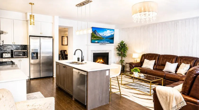 Modern Family Home•Fireplace•Backyard•NearBrampton - Image 1