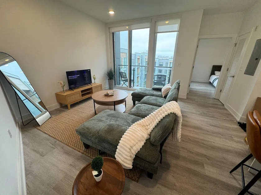 Stylish No-Libs 1 bdr w King (Sleeps 5) Gym Access - Image 1