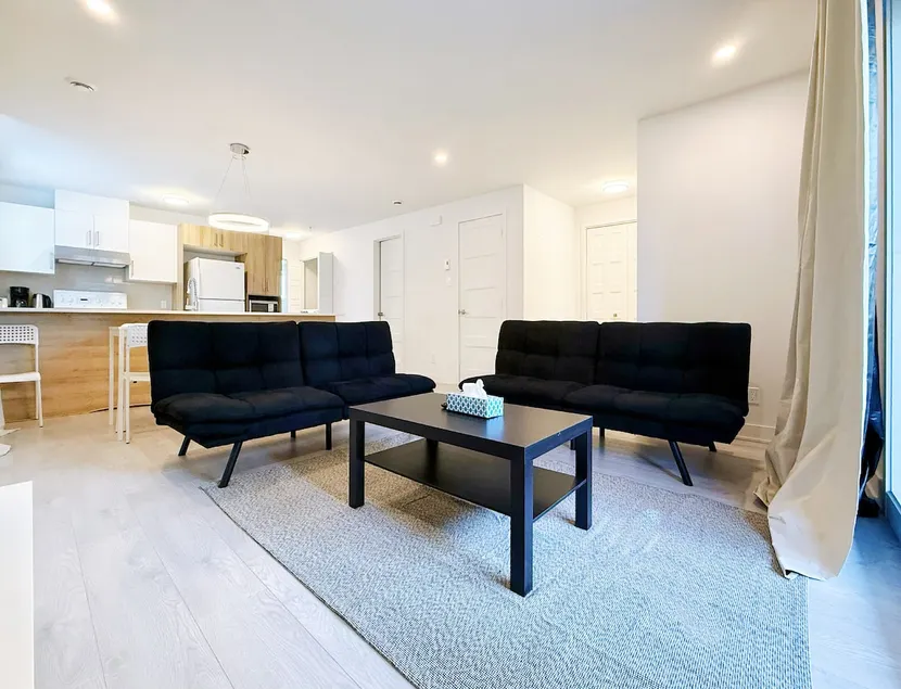 Airy 2BR | Comfort Near Shops & Green Space - Image 1