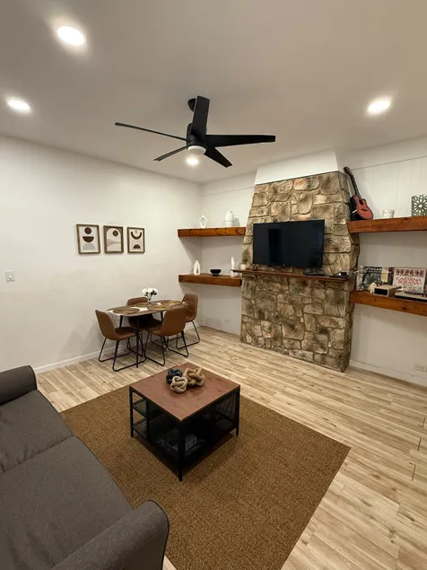 Chic City Apartment - Image 1