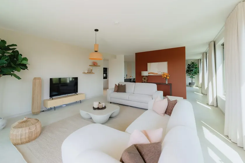 Large apartment with balcony, 3 BR and 2 Bathrooms - Image 1