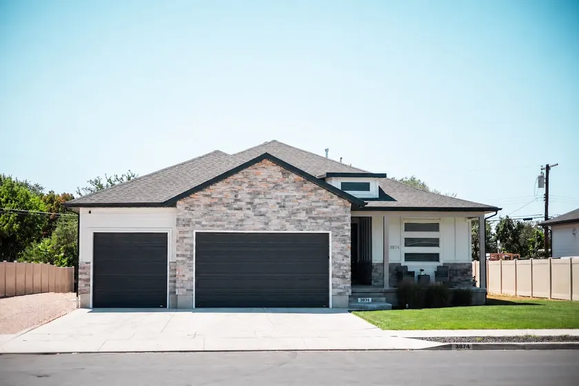 Spacious Modern House - Image 1