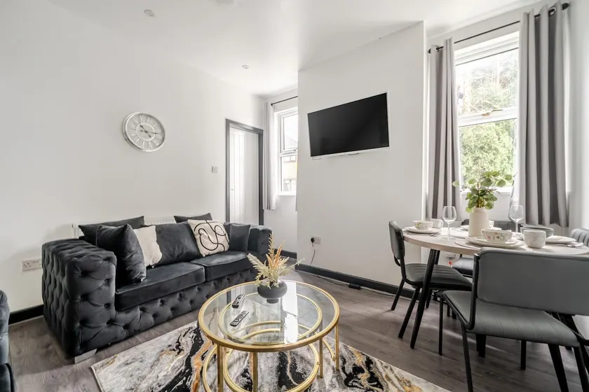 Modern 3-Bed. Garden. Parking. Near Alton Towers - Image 1