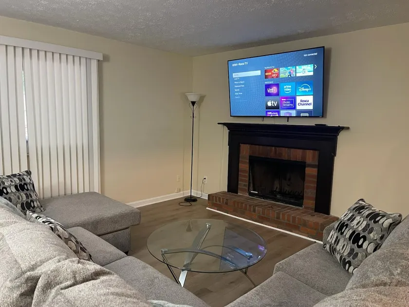 Cozy & Spacious 3BR Townhome - Image 1