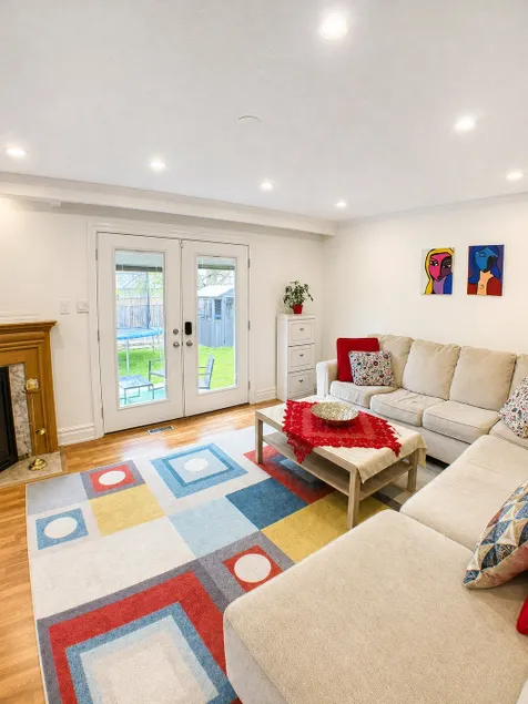 2 Bedrooms Unit in Toronto-Private Entry- Free Parking - Image 1