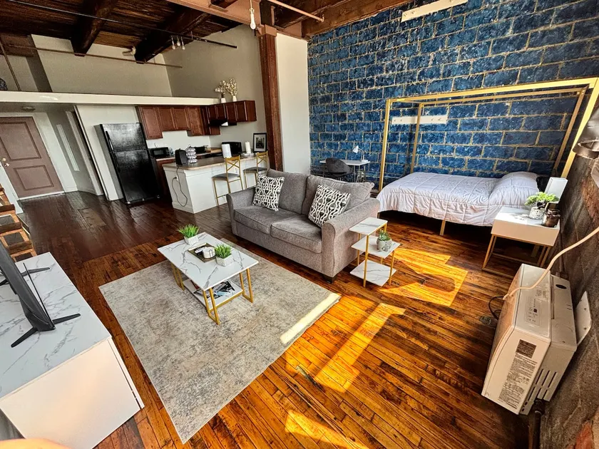 Urban King bed Loft Free Parking Downtown - Image 1
