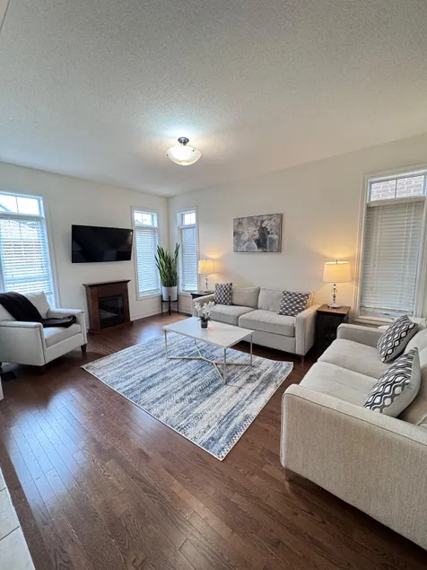 Cozy Kleinburg Home near YYZ/Wonderland - Image 1