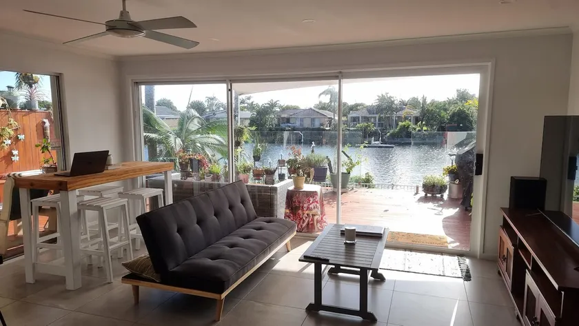 Relaxed Canal Front Townhouse with Beach Vibes - Image 1