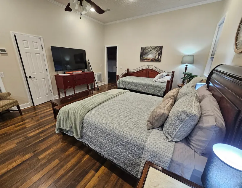 Scenic Serene Spacious Stocked & Secure Studio Apt - Image 1