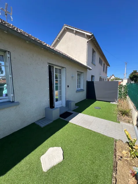 Small townhouse with garden - Image 1