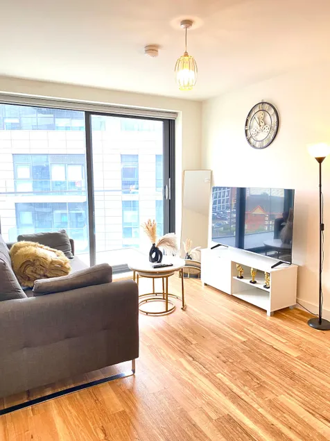 Luxe 2 Bed: Water View, Gym & Parking - Image 1