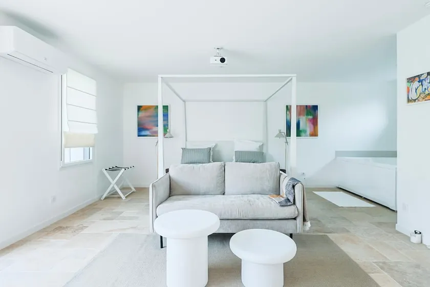 Romantic suite: Air conditioning, spa, projector, swimming pool - Image 1