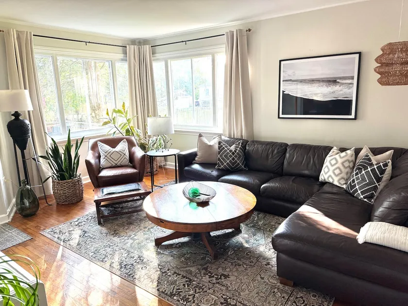 Bright & Cozy Bungalow Close to Downtown Picton - Image 1