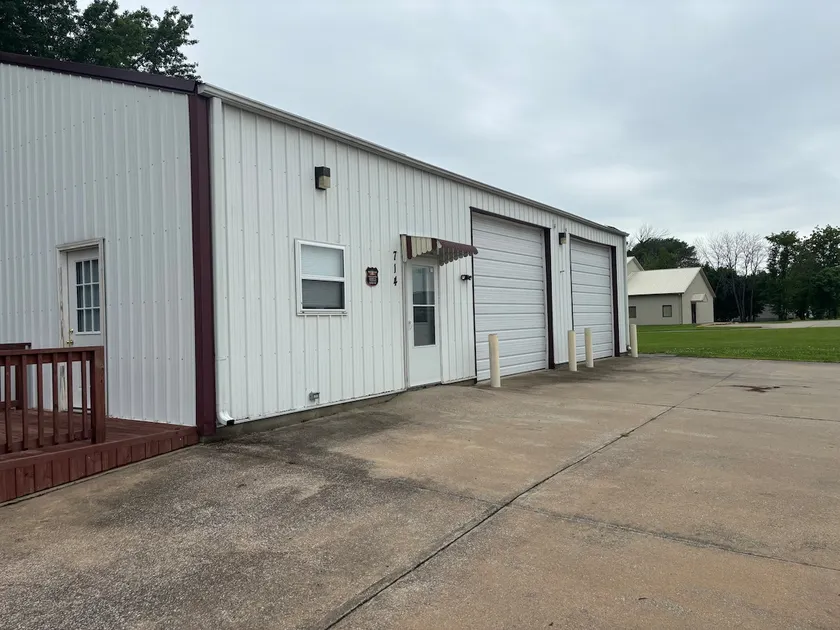 Clinton Barndominium with large 2 Bay Garage! - Image 1