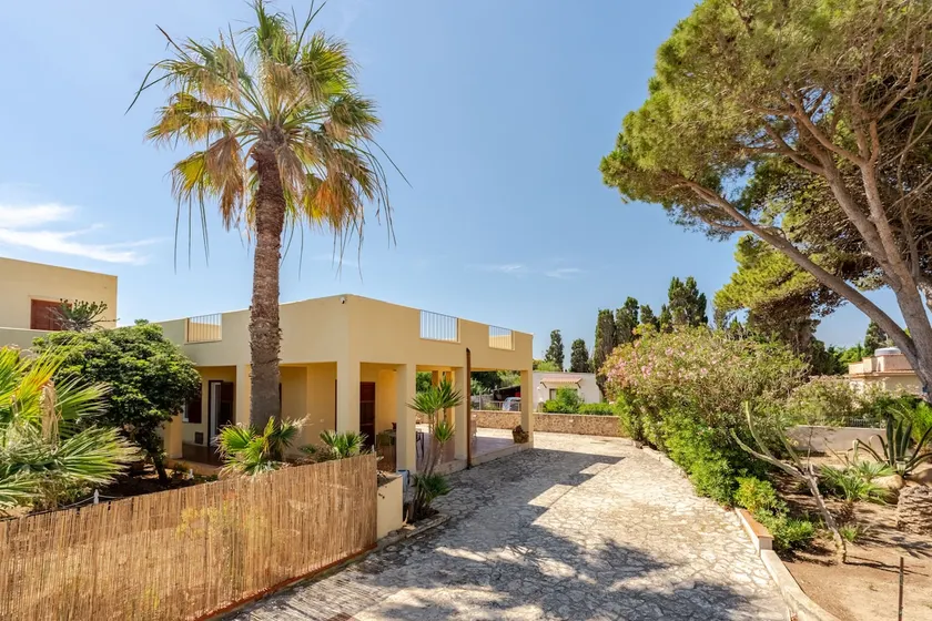 Apartment in a Villa by the Sea, Garden & Parking - Image 1