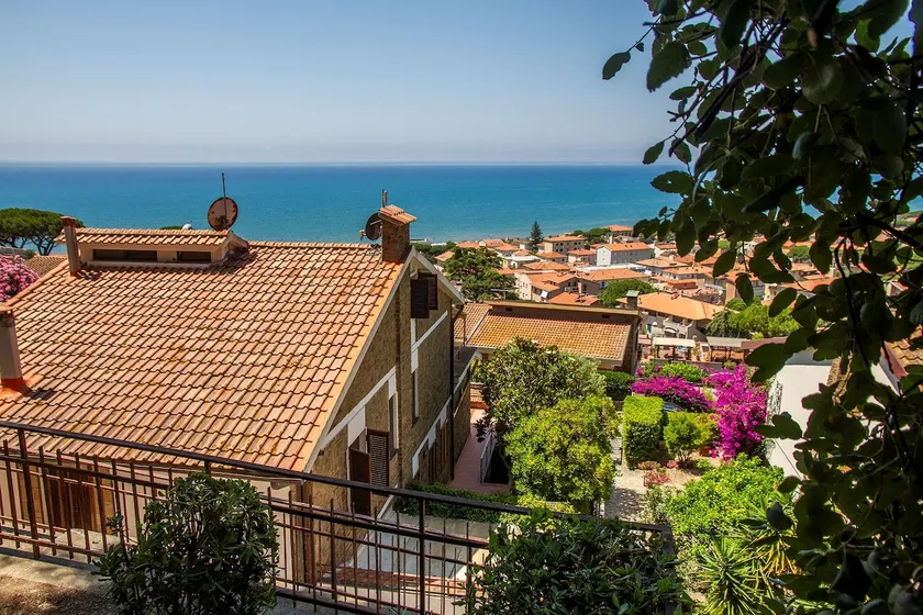 Panoramic villa with a terrace overlooking the sea - Image 1