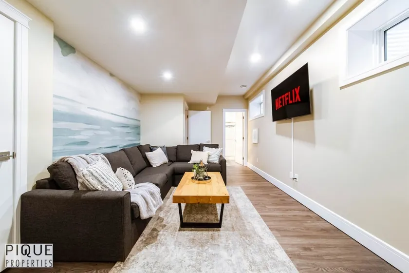 Sanctuary Suite - KingBed - Wifi - Near WEM - Rogers - Image 1