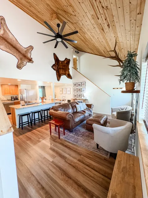 Alpine Escape: Cozy Cabin Retreat - Image 1