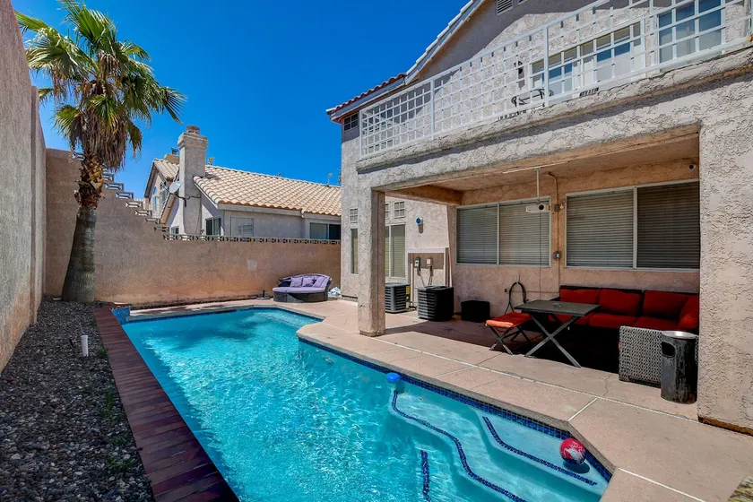 *Las Vegas Getaway for 12 guest * - Image 1