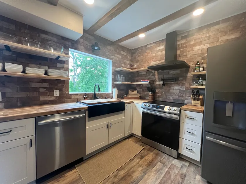 Charming Renovated Home Near Fayetteville, Rustic Retreat for Families - Image 1