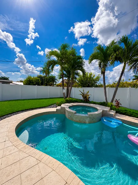 House with a pool/hottub by the beach! - Image 1