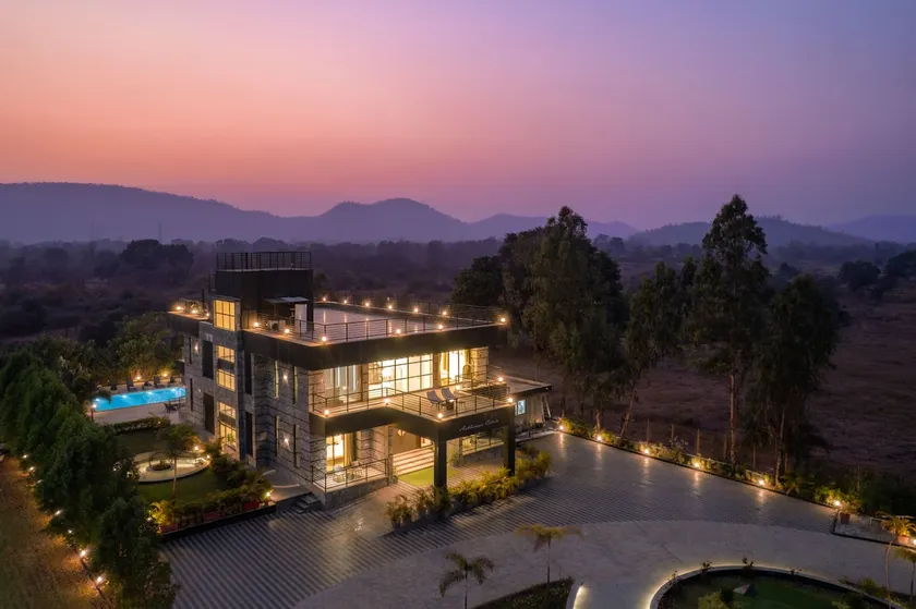 Ashbourne Estate - W/ Luxury/ Pool, Turf & Ent. Room - Image 1