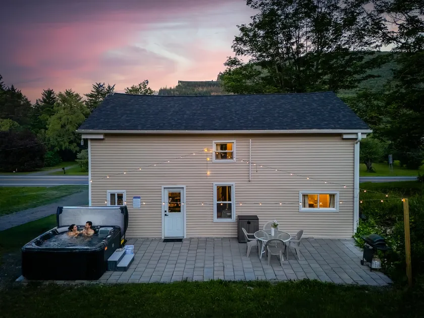 NEW HOT TUB! Game Room • Firepit • Near Windham - Image 1